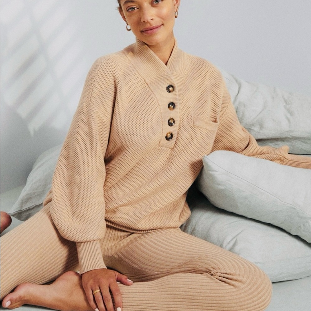 LUNYA Cozy Cotton Silk Pocket Henley XS/S in Tranquil Tan